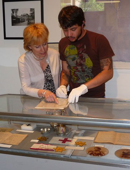 Learning with artifacts, lessons of the Holocaust © 2011, courtesy of Washington State Holocaust Education Resource Center Learning with artifacts, lessons of the Holocaust © 2011, courtesy of Washington State Holocaust Education Resource Center